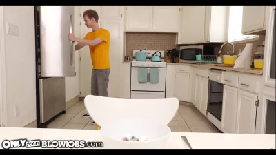 Blowjob with cereals from lustful Keira Croft