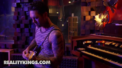 Asian slut wasn't ready for such a rough Anal sex with Rock Star