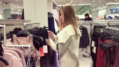 Blowjob in the fitting room