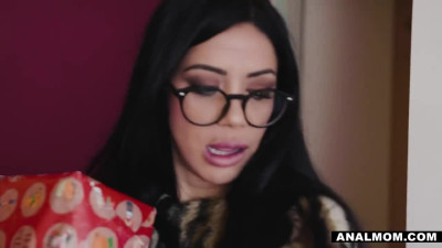 MILF Julia De Lucia finds something to plug her butt