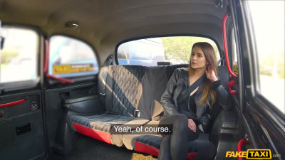Gorgeous teen girl gets Facialized after quick sex with Taxi Driver
