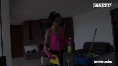 Hot Colombian room maid with big ass and fit body gets a part-time job