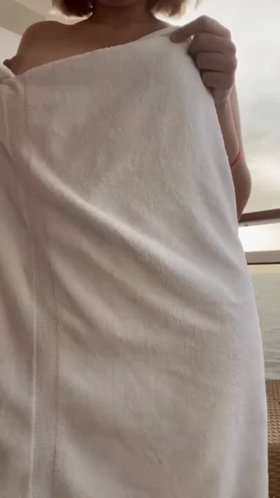 Watch Curvy hottie looses towel Full. Duration: 00:09 | ePornBabe.