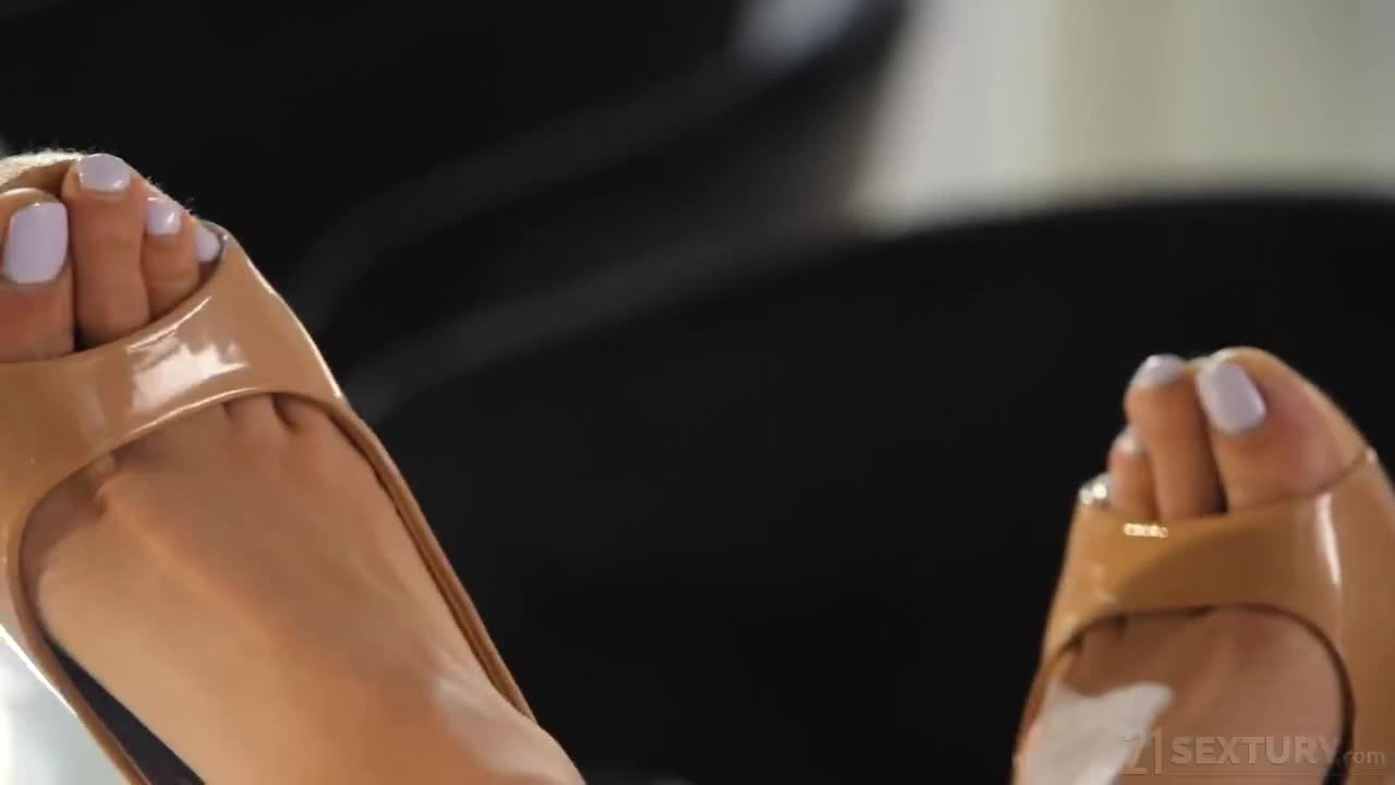 Watch Charming blonde puts her feet in action Full. Duration: 06:58 | ePornBabe.