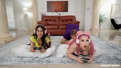 Gamer girl takes a dick from her pussy to her ass and back after she wins another game