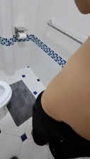 Amateur couple film their sextape on the bathroom
