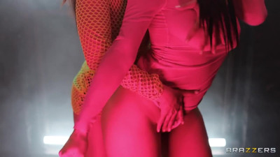 Curvy brunette whores take turns to try out BWC