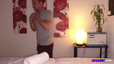 Bimbo Robbin Bank does a massage and a blowjob