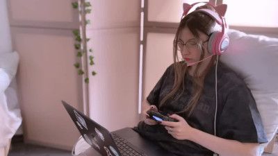 Dirty gamer girl works her stepbrother's dick in romantic POV
