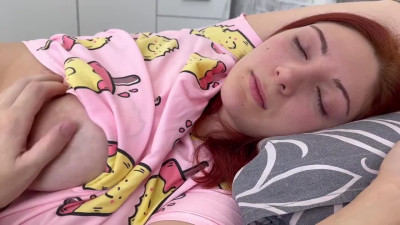 Juicy blowjob from a red-haired beauty with beautiful curves.