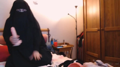 Arab curly babe Lilimissarab took off her Hijab while jmping on a toy dick